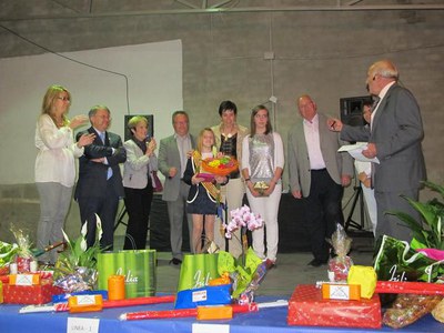 Marta Camps, amb els regidors de la Paeria, el president de l'AV de Gualda i les pubilles entrant i sortint.