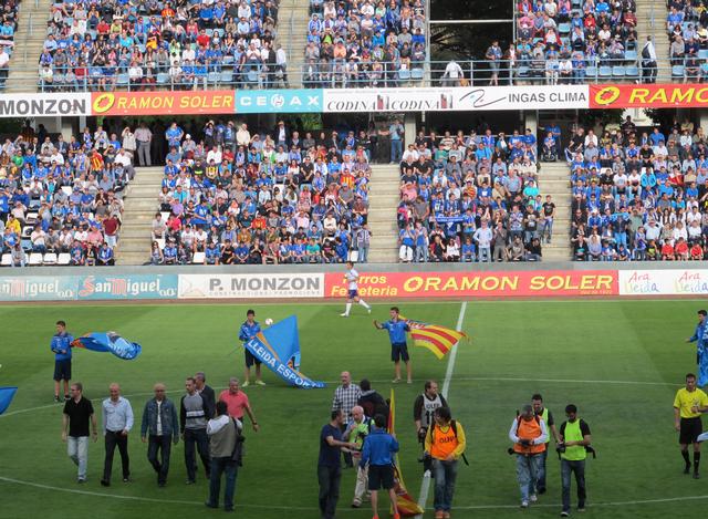 Abans de començar el Lleida Esportiu - Jaén, el Camp d'Esports ha homenatjat la plantilla que la temporada 92-93 va aconseguir l'ascens a 1a Divisió
