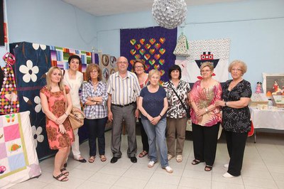 Marta Camps ha visitat el local de l'associació de veïns, que acull la mostra els treballs manuals..