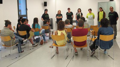 Els assistents a la representació de "Conviure.com.Com?”, de la Comunicativa CTO, van donar un paquet d’aliments com a entrada. L'obra es va fer al C….