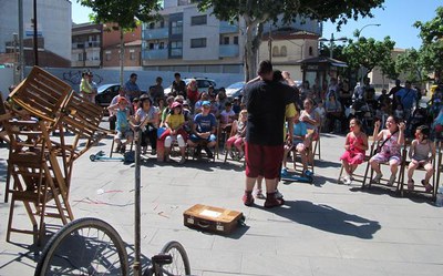 Durant tot el dia es podrà veure màgia, jocs i equilibris a les places de la Bordeta, amb el 2n festival de Bufons i Pallassos "Buuf!!!".
