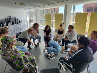 Teràpia grupal a través de l'art per assimilar el dol migratori.