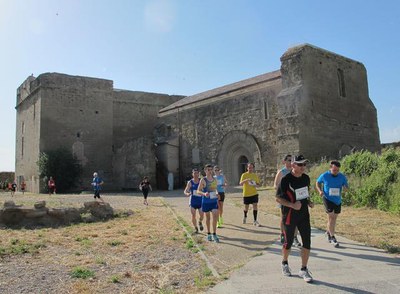 Els atleltes de la 7a Cursa dels Templers s'han escalfat abans de la prova, pels voltants del Castell de Gardeny.