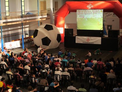 Uns 500 seguidors, al pavelló dels Camps Elisis, segint l’eliminatòria del Lleida Esportiu en la pantalla gegant de la Paeria.