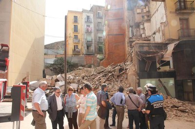 Durant el dia d'avui continuaran les tasques de desenrunament i, a partir de demà, es començarà amb l'enderroc de la part dels immobles que queden en….