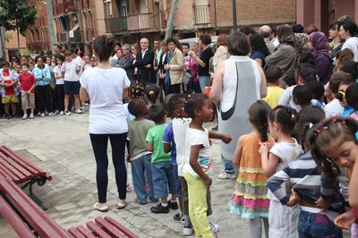 En el nou mural han col·laborat diferents alumnes de l’Escola Municipal de Belles Arts Leandre Cristòfol que han ajudat als nens i nenes de P-3 a ref….