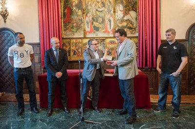 El paer en cap ha lliurat al president del Club, José Miguel Zubieta, una reproducció de la Seu Vella..