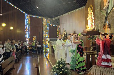 La missa rociera a la parròquia de Sant Martí, en el marc del Rocío de Ponent, amb l'assistència de diversos paers.