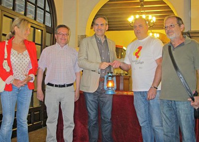 J. Presseguer ha dipositat la llàntia amb la Flama del Canigó al pati de la Paeria, on es mantindrà encesa.