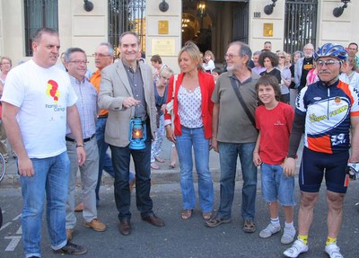 La Flama del Canigó ha arribat aquesta tarda a Lleida per encendre les fogueres de Sant Joan.