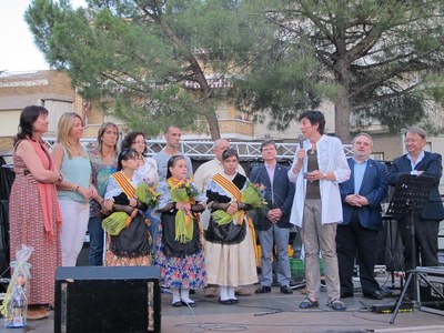 Marta Camps, dirigint unes paraules als veïns del Secà de Sant Pere en el marc de la seva festa major.