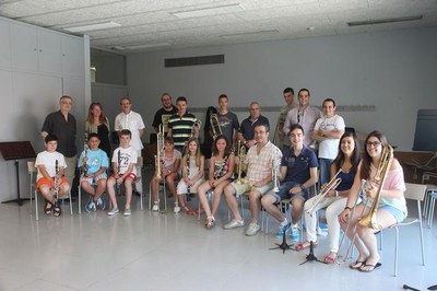 El regidor Castillo i el director del Conservatori, Amadeu Urrea, amb els alumnes que avui han inciat els cursos d'estiu del Conservatori.