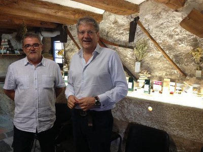 El responsable de Turisme de Lleida, Fèlix Larrosa, amb el soci de l'empresa Bernau Herbes d'Urgell.