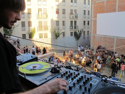 Els Dj's de la festa Freshhhquíbiri han punxat la música des d'un dels balcons que dóna al Solar a la Fresca del Centre Històric.