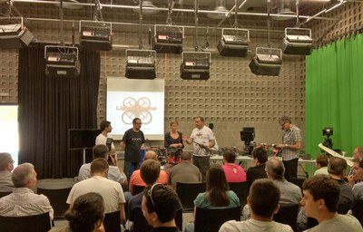 Els participants en la 3a Trobada de Drones a Lleida han fet un taller pràctic aquest matí, al Magical.