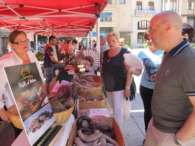 Bona afluència de clients al Mercat de l’Hort a Taula coincidint amb diumenge de rebaixes.