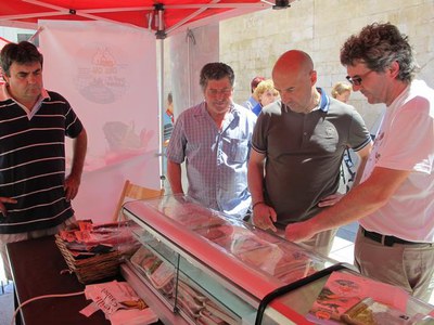 El tinent d'alcalde Rafael Peris ha visitat les parades del Mercat de l'Hort a Taula d'aquset mes de juliol.