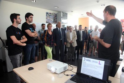 L’alcalde de Lleida i el rector de la Universitat de Lleida han assistit a la presentació del Laboratori TIC i han saludat Joan Llimiñana i Ismael Ar….