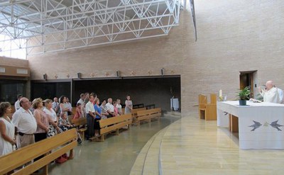 La tinenta d'alcalde Sara Mestres, a la missa en honor als matrimonis que han fet les noces d'or, a l'església del Pilar.