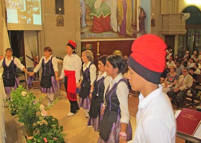 El col·lectiu sardanista llatinoamericà de la parròquia del Carme ha participat en la missa en honor a aquesta marededéu.
