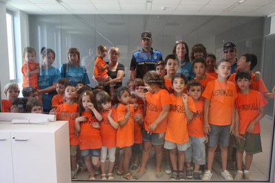 La tinenta d'alcalde Sara Mestres i agents de la Guàrdia Urbana han acompanyat els infants en el recorregut realitzat per les instal·lacions..