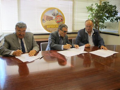 Fotografia de la signatura del conveni entre Fira de Lleida i Apricma.