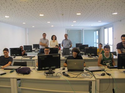 El regidor de Joventut, Oriol Yuguero, i la regidora de Drets Civils, Cooperació i Igualtat, Maria Rosa Ball, han visitat aquest matí un dels camps d….