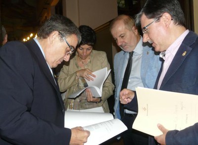 L'alcalde Ros i la tinenta d'alcalde M. Camps, amb J.R. Zaballos i Joan Vilella, abans d'iniciar el ple de l'Ajuntament corresponent al mes de juliol.