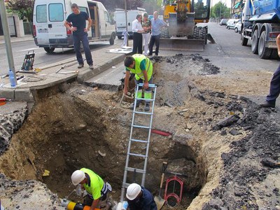 Una fuita en el col·lector d'aigües residuals és la causa de l’esvoranc, que no ha causat ferits i en el qual es treballarà probablement fins dilluns….