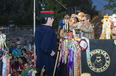 L'alcalde de Lleida, Àngel Ros, col·locant les escarapel·les a les penyes.