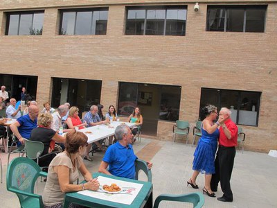 El centre cívic ha acollit aquesta tarda cafè, música i ball per a tota la gent gran del barri,.