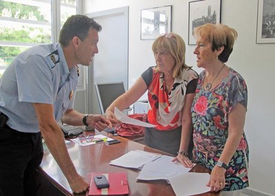 Sara Mestres, Dolors Arderiu i Josep Mallada, comentant els detalls de la campanya de la Guàrdia Urbana per a la gent gran sobre seguretat viària i a….