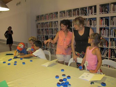 L'alcaldessa accidental, Sara Mestres, visita el taller sobre estampació de segells que s'està fent al Centre d'Art La Panera.