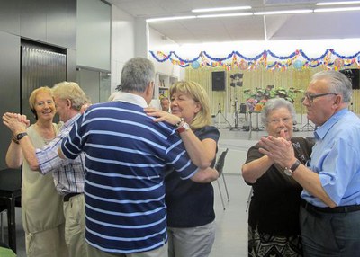 Mestres i Arderiu han ballat amb els membres de la junta de la Llar de Jubilats en la visita d'aquest mati a l'espai municipal.