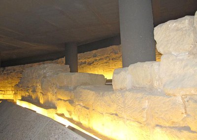 Després de les explicacions sobre les muralles de la ciutat, s'han observat els trams conservats a Anselm Clavé.