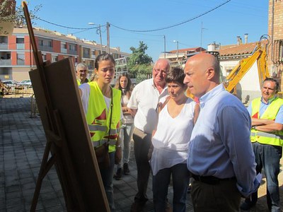 Es construeixen noves voreres, es pavimenta la calçada i es renoven els serveis de clavegueram i l’enllumenat públic.