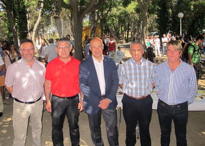 L'alcalde accidental, Rafael Peris, i diversos regidors han compartit amb els veïns els actes festius d’aquest matí, com la missa i el vermut popular.