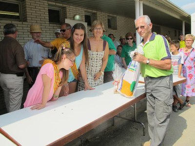 Les pubilles de Balàfia, presents al lliurament de premis de la tirada de bitlles.