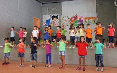 Els més petits de l'Estiu de Joc del Parc de l'Aigua han interpretat un parell de cançons..