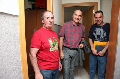 L'alcalde accidental ha visitat un dels pisos d' inclusió social acompanyat d'un antic usuari, a l'esquerra de la imatge, i de l'educador responsable….