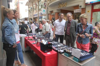 L'alcalde accidental, Josep Presseguer, saludant els paradistes.