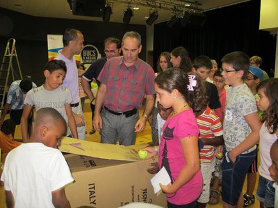 Els nens i nenes d'Educaestiu, mostrant els seus jocs a l'alcalde accidental, Josep Presseguer.