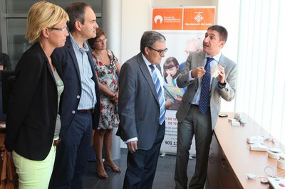 L'alcalde, acompanyat dels tinents d'alcalde Josep Presseguer i Montse Mínguez ha visitat les noves instal·lacions del programa de Teleassistència  i….