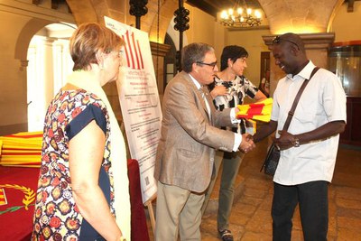 Amb el repartiment de senyeres s'inicia el programa d'actes de l'Ajuntament de Lleida amb motiu de l'11 de setembre..