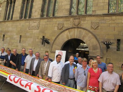 La coca està realitzada amb productes de proximitat, albergínia, pebrot i formatge, cedits per empreses de Lleida..