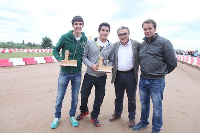 El paer en cap ha lliurat un obsequi a Marc i Àlex Márquez.