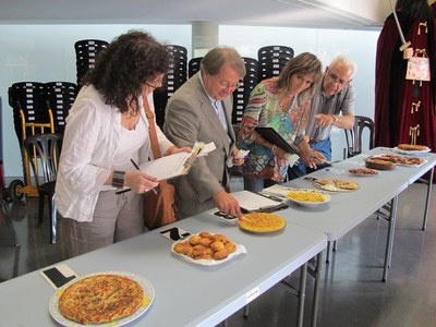 La regidora de Drets Civils, Maria Rosa Ball, acompanyada dels regidors Bea Obis i Paco Cerdà, han estat els encarregats de puntuar els plats que s'h….