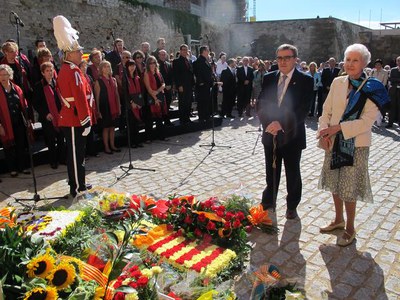 Àngel Ros i Rosa Fabregat, en l'ofrena floral amb motiu de l'Onze de Setembre.