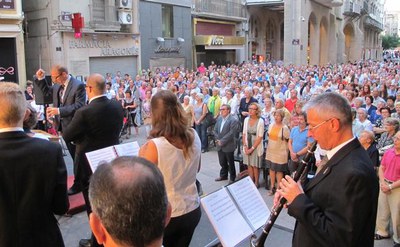 Els membres de la Banda i el públic s'han aixecat en l'última cançó, l'Himne Nacional de Catalunya, Els Segadors.