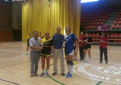 Txema Alonso i Francesc Berenguer, lliurant els trofeus del XIIè Torneig Ciutat de Lleida d'handbol femení.